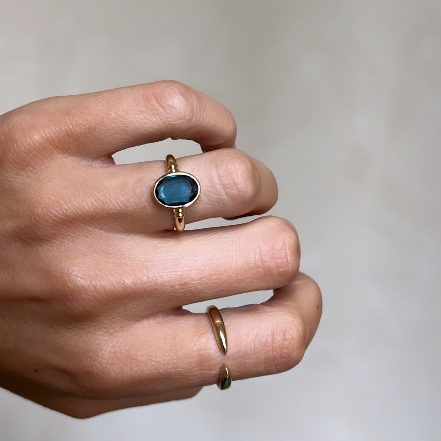 Blauwe topaas ring