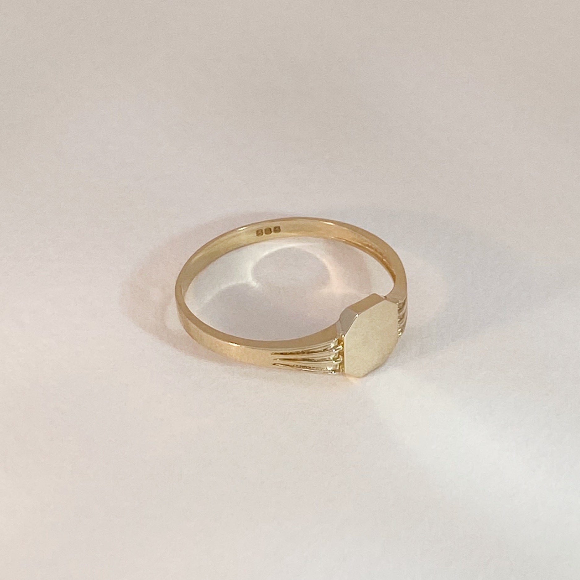 Detailed Signet Ring Gold