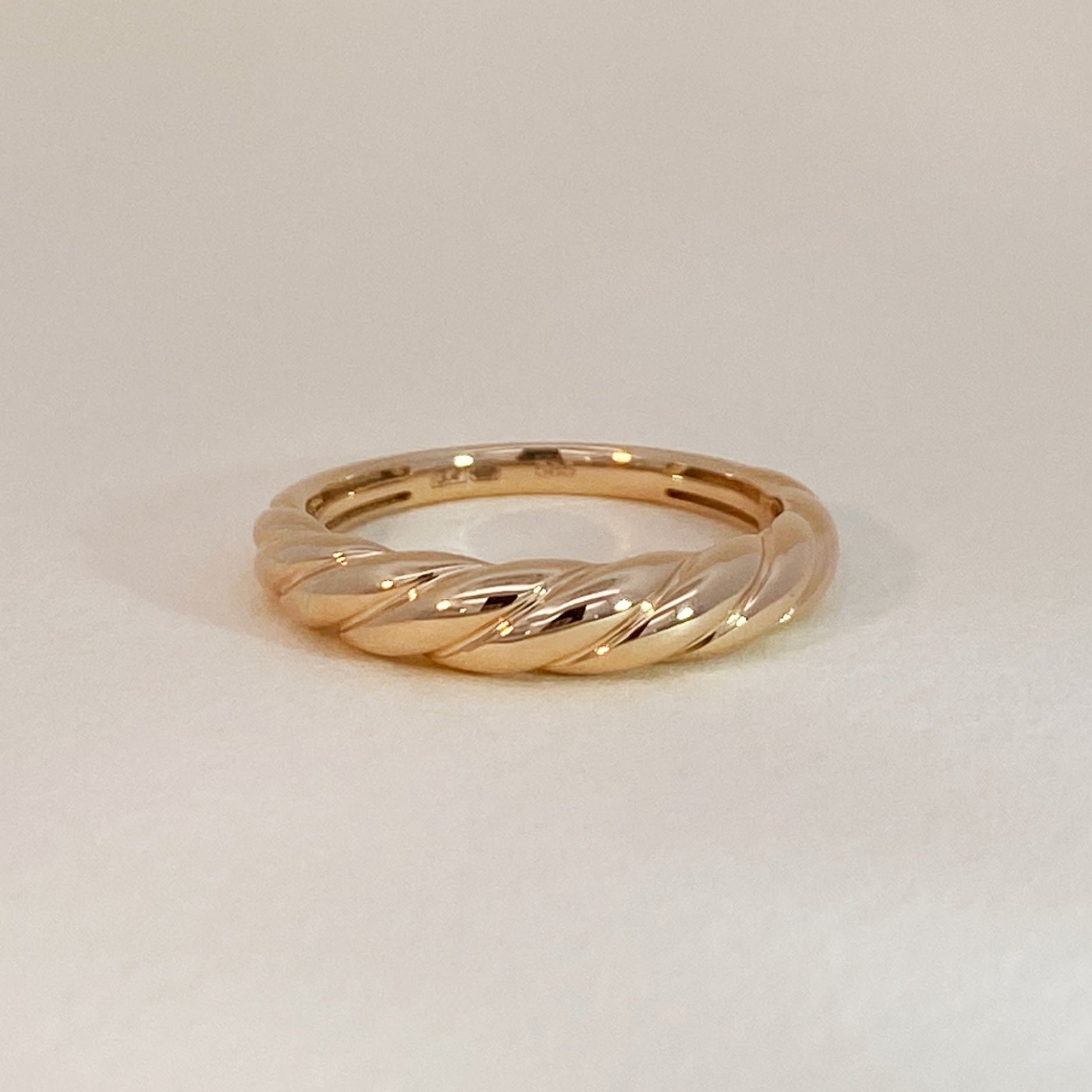 Golden Twisted Slim Balloon Ring