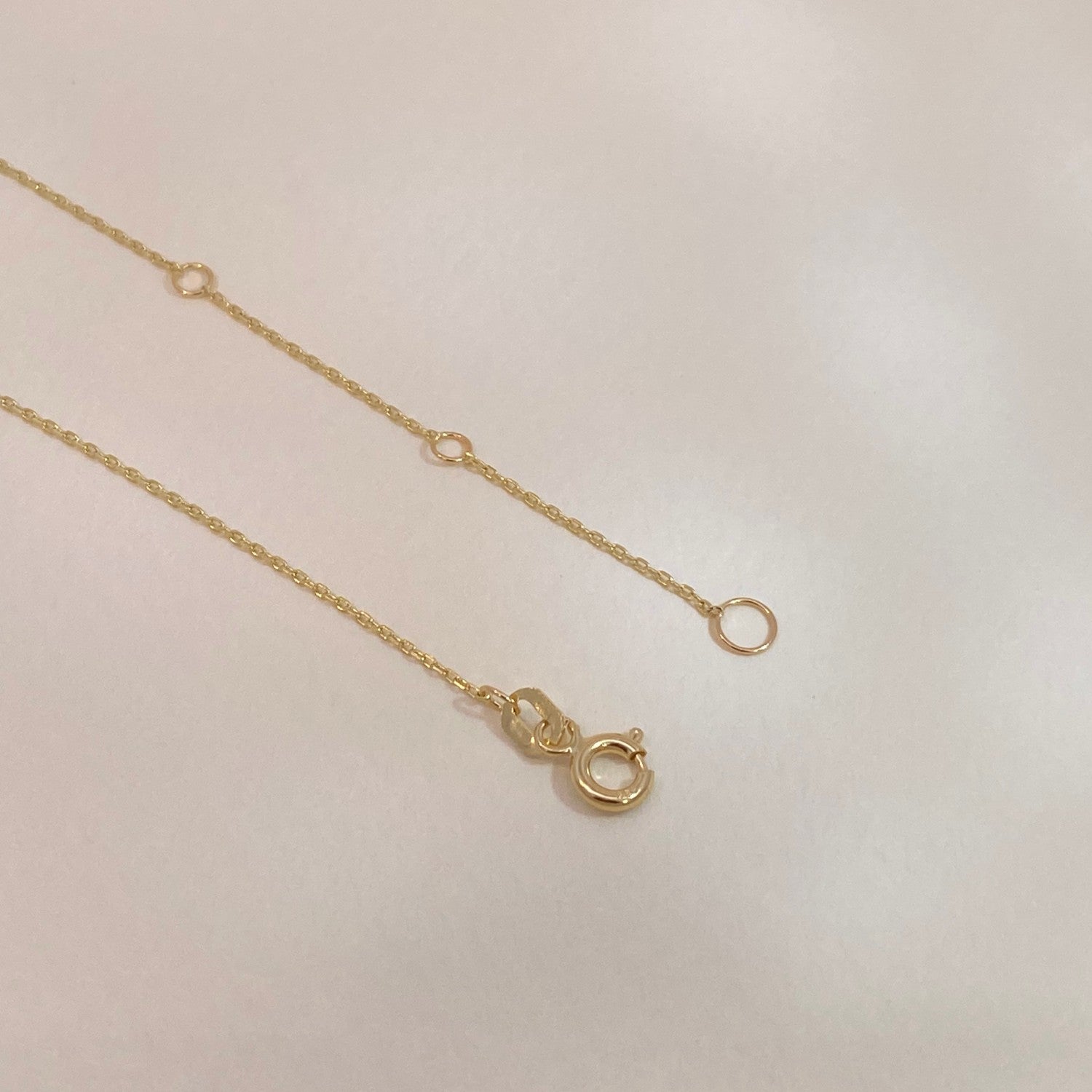 Gouden edelstenen ketting sluiting