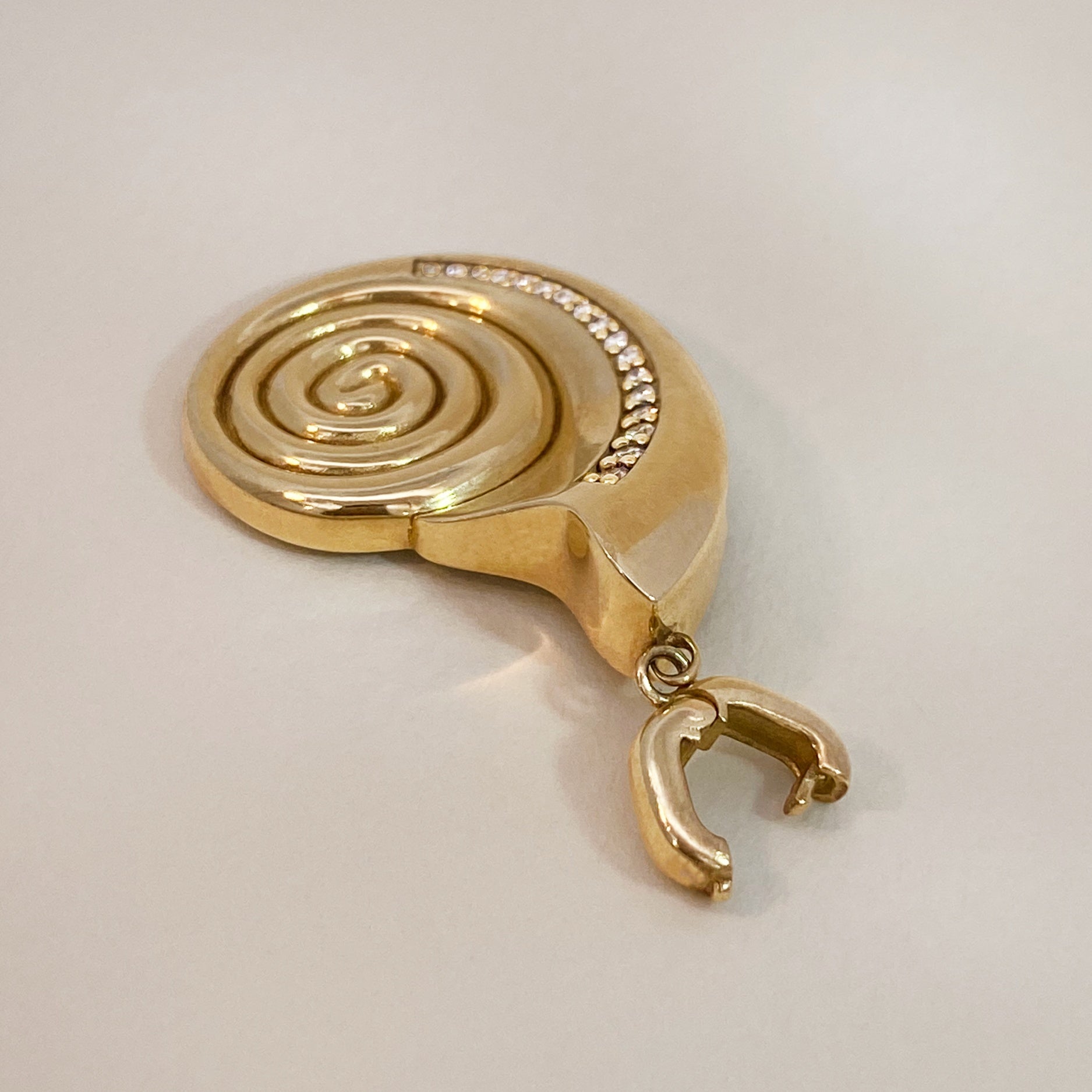 Oro Nautilus Shell Pendant closure