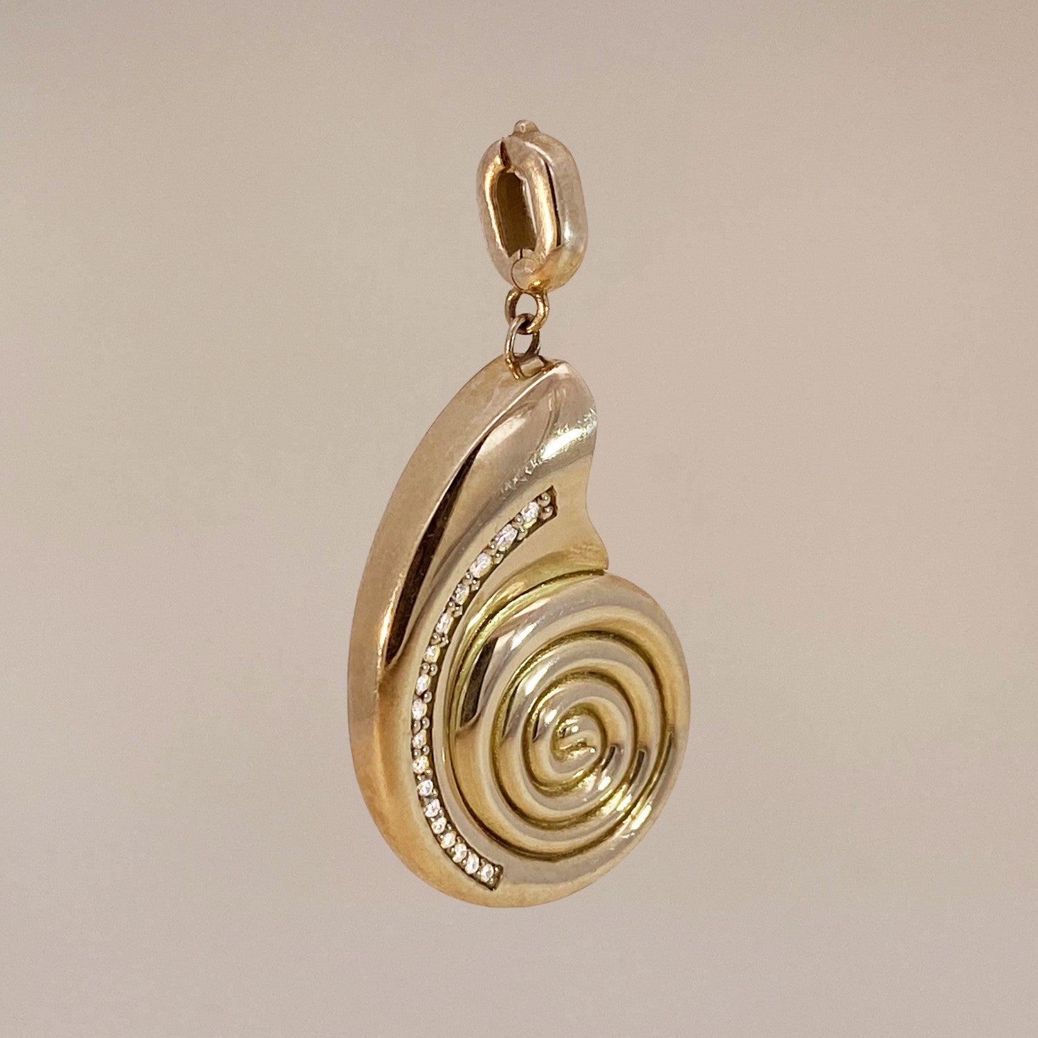 Oro shell pendant