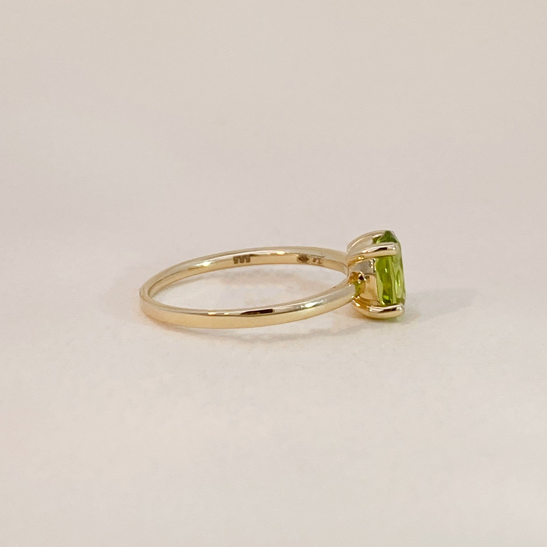 Ring met ovale peridot