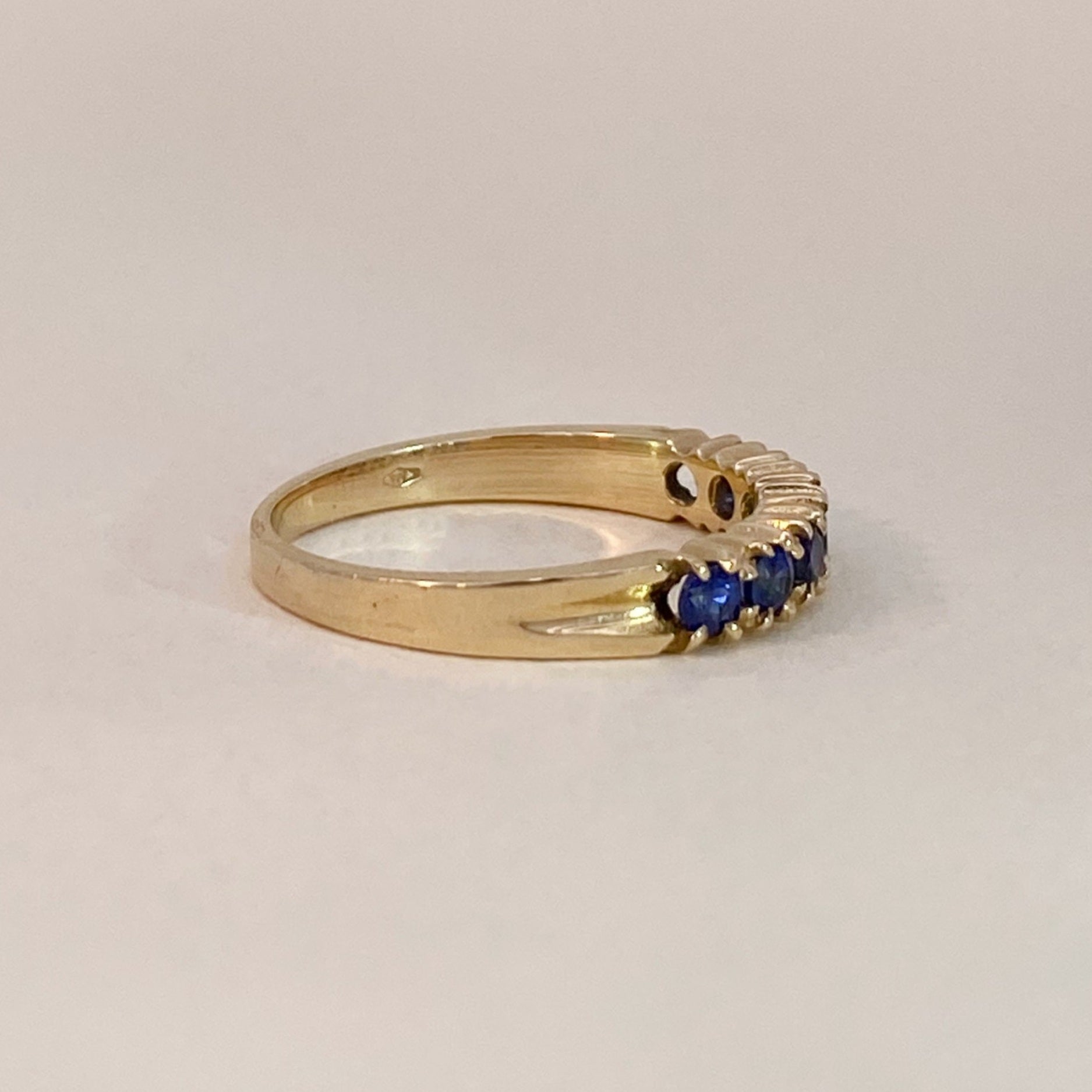 Sapphire Row Ring Golden