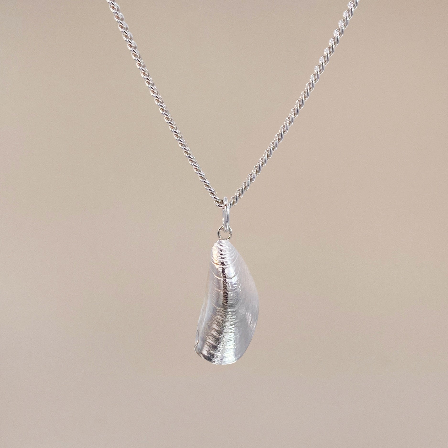 Silver Mussel Pendant Necklace