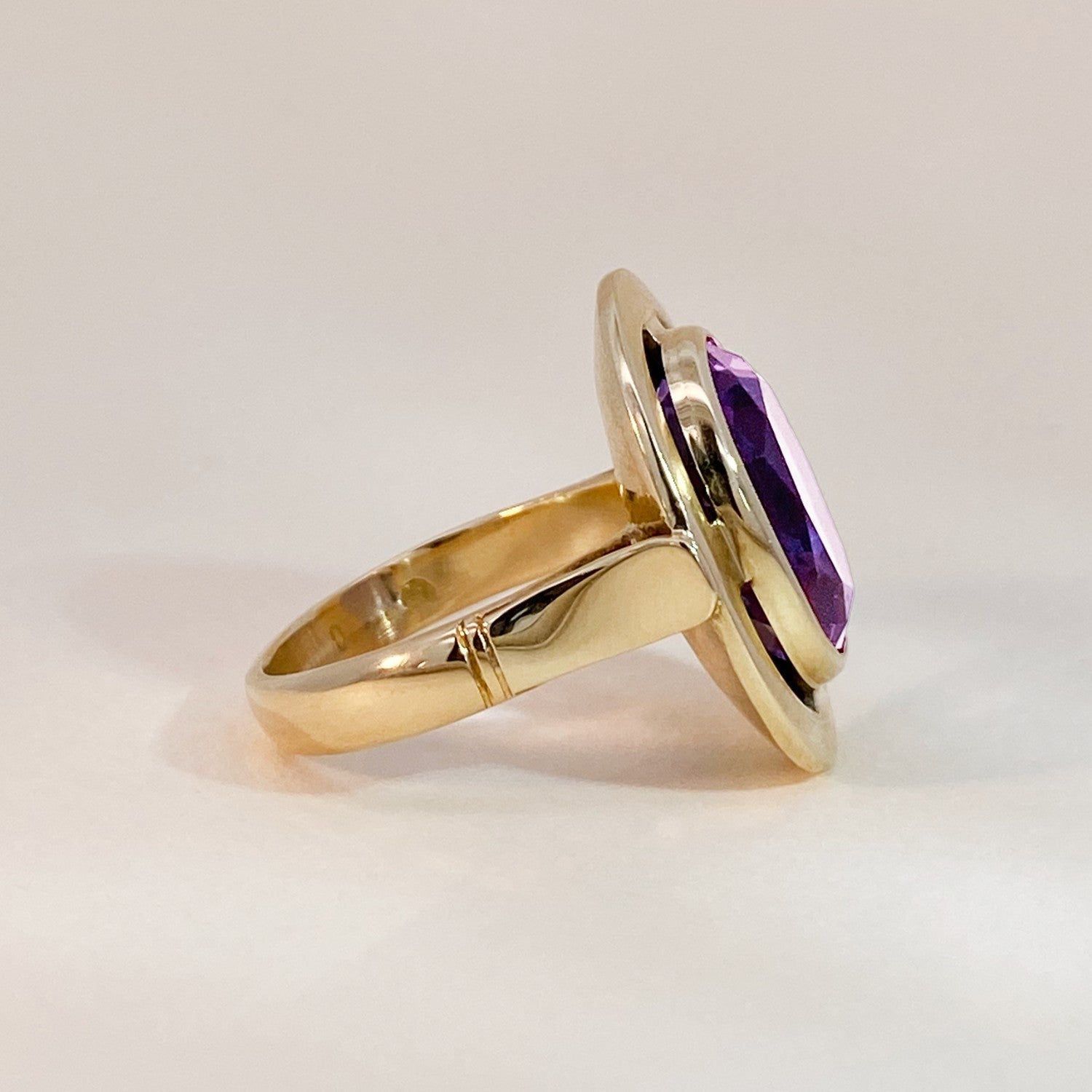 Zijkant amethist statement ring