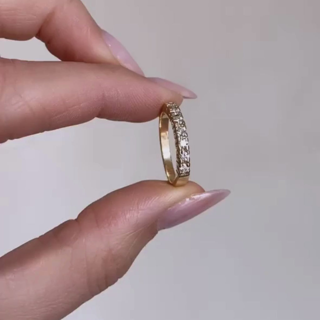 Oro Classic Diamond Row Ring video finger